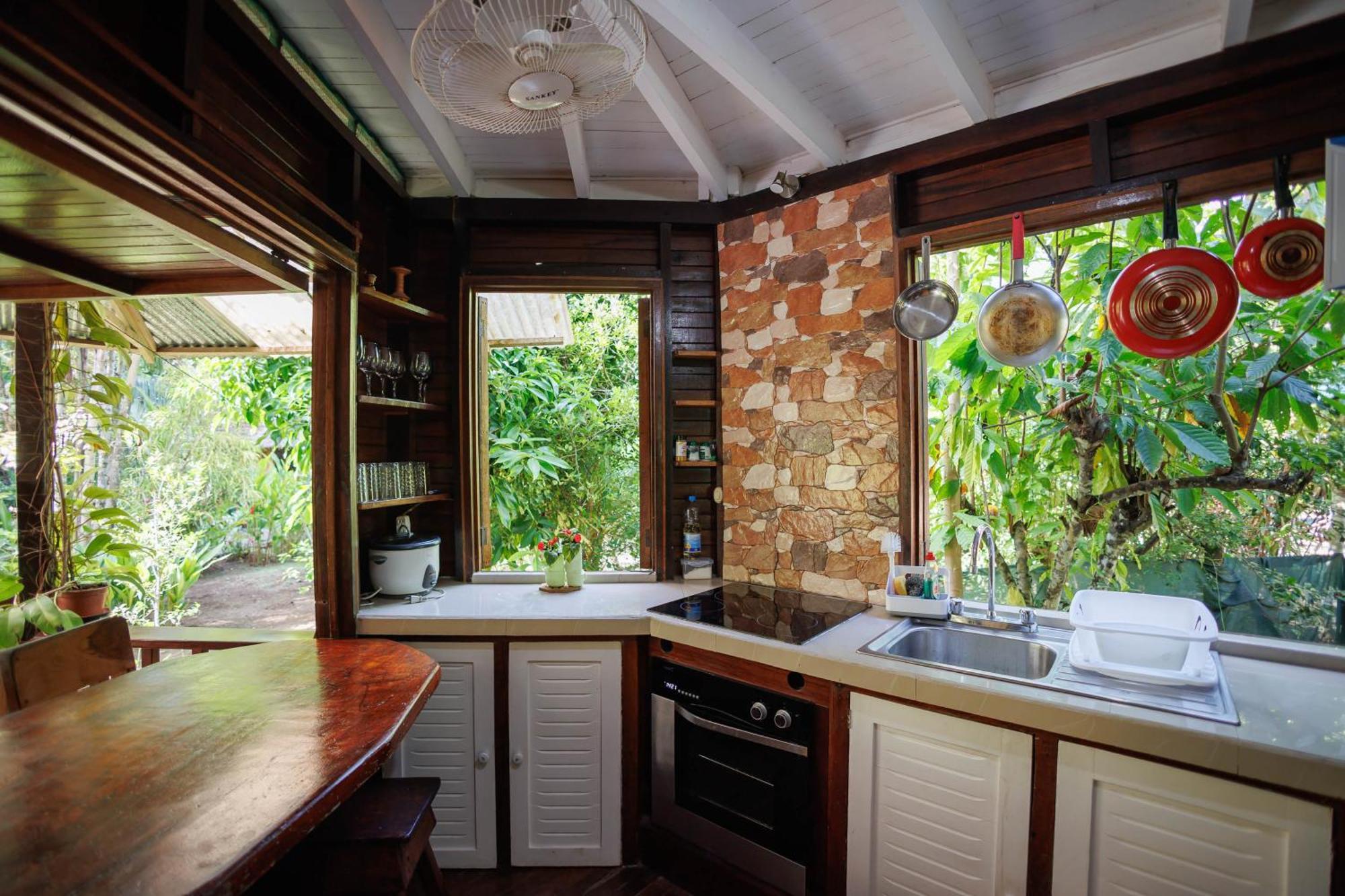 Bungalows Ache Cahuita Exterior photo